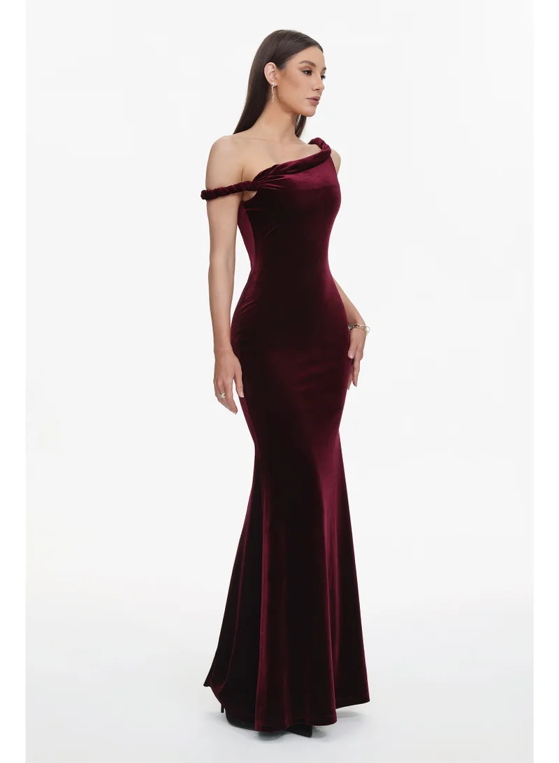 بيلا بارنيت فستان ماكسي مخملي بتصميم غير متماثل من تفاري، بقصة رومانسية أنيقة